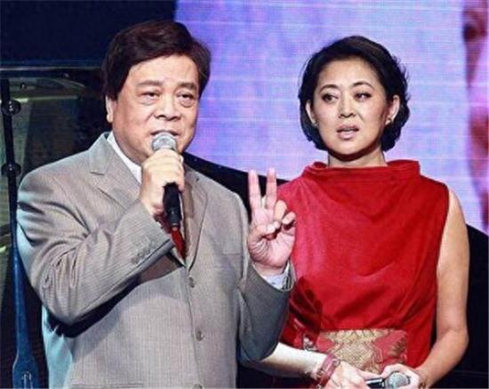 74岁赵忠祥全家近照，和妻子结婚48年，儿子帅气是IT精英