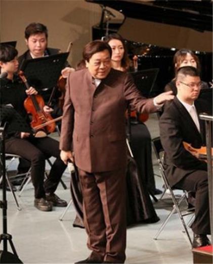 74岁赵忠祥全家近照，和妻子结婚48年，儿子帅气是IT精英