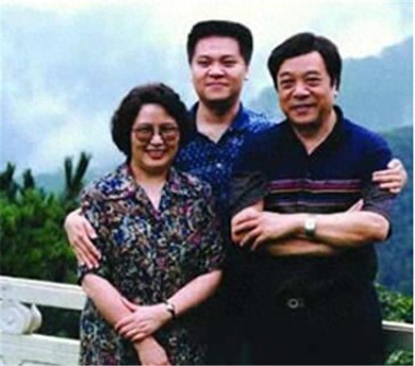 74岁赵忠祥全家近照，和妻子结婚48年，儿子帅气是IT精英
