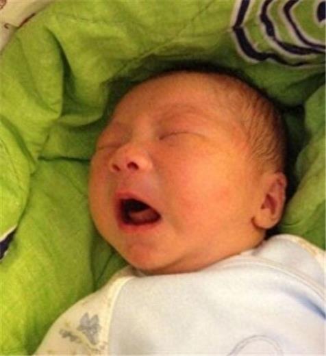 74岁赵忠祥全家近照，和妻子结婚48年，儿子帅气是IT精英