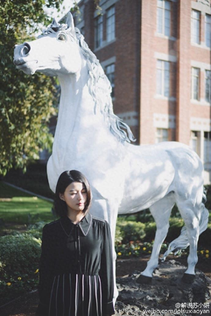 LOL解说苏小妍微博最新靓照  第三张明显是得罪摄影师了