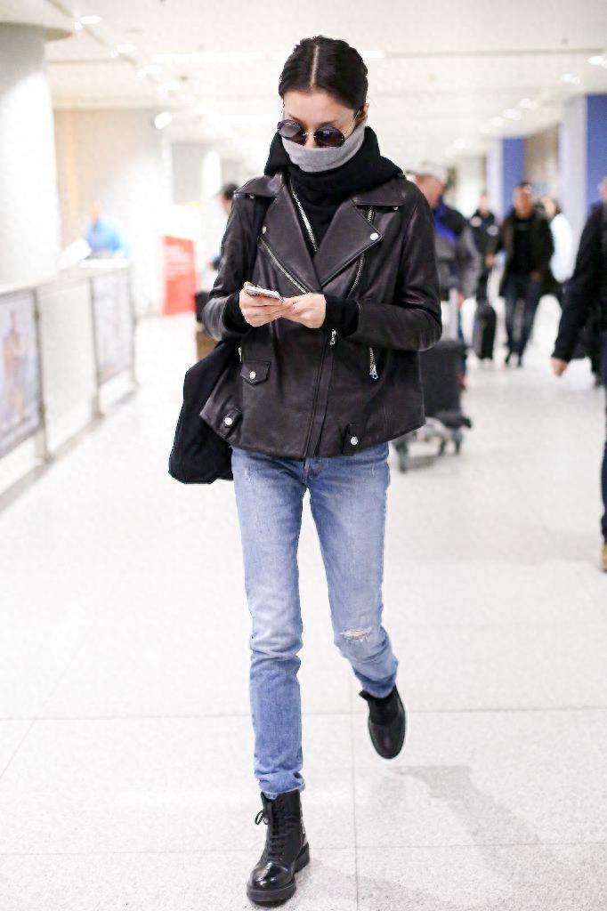 还记得《摆渡人》里梁朝伟深爱的女人吗？如今低调现身机场无人识