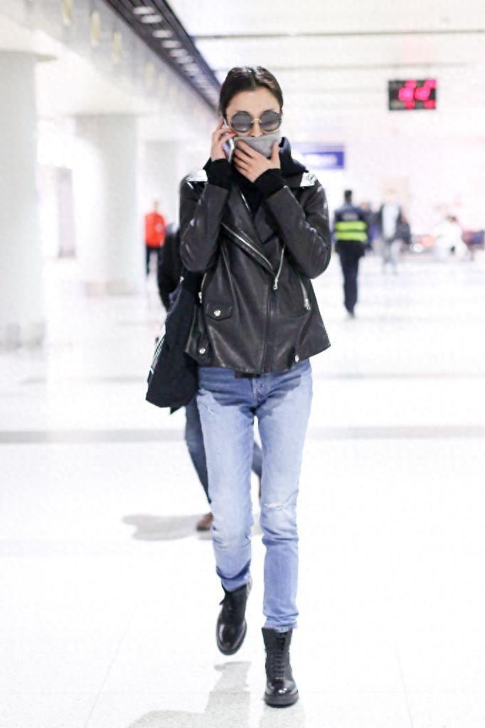 还记得《摆渡人》里梁朝伟深爱的女人吗？如今低调现身机场无人识