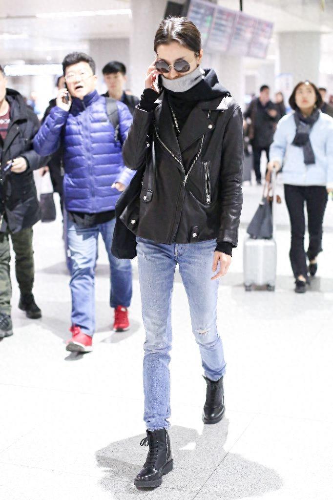 还记得《摆渡人》里梁朝伟深爱的女人吗？如今低调现身机场无人识