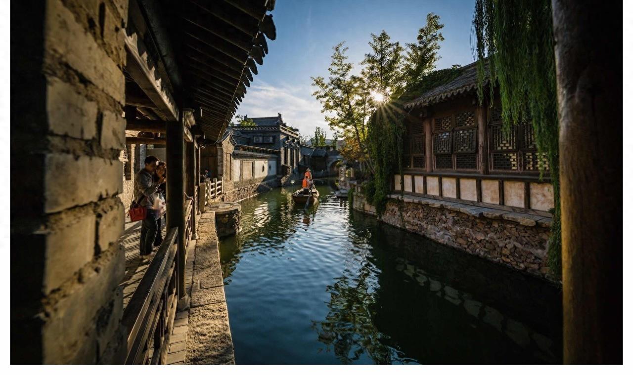 古北水镇位于北京市密云区古北口镇，背靠中国最美的司马台长城