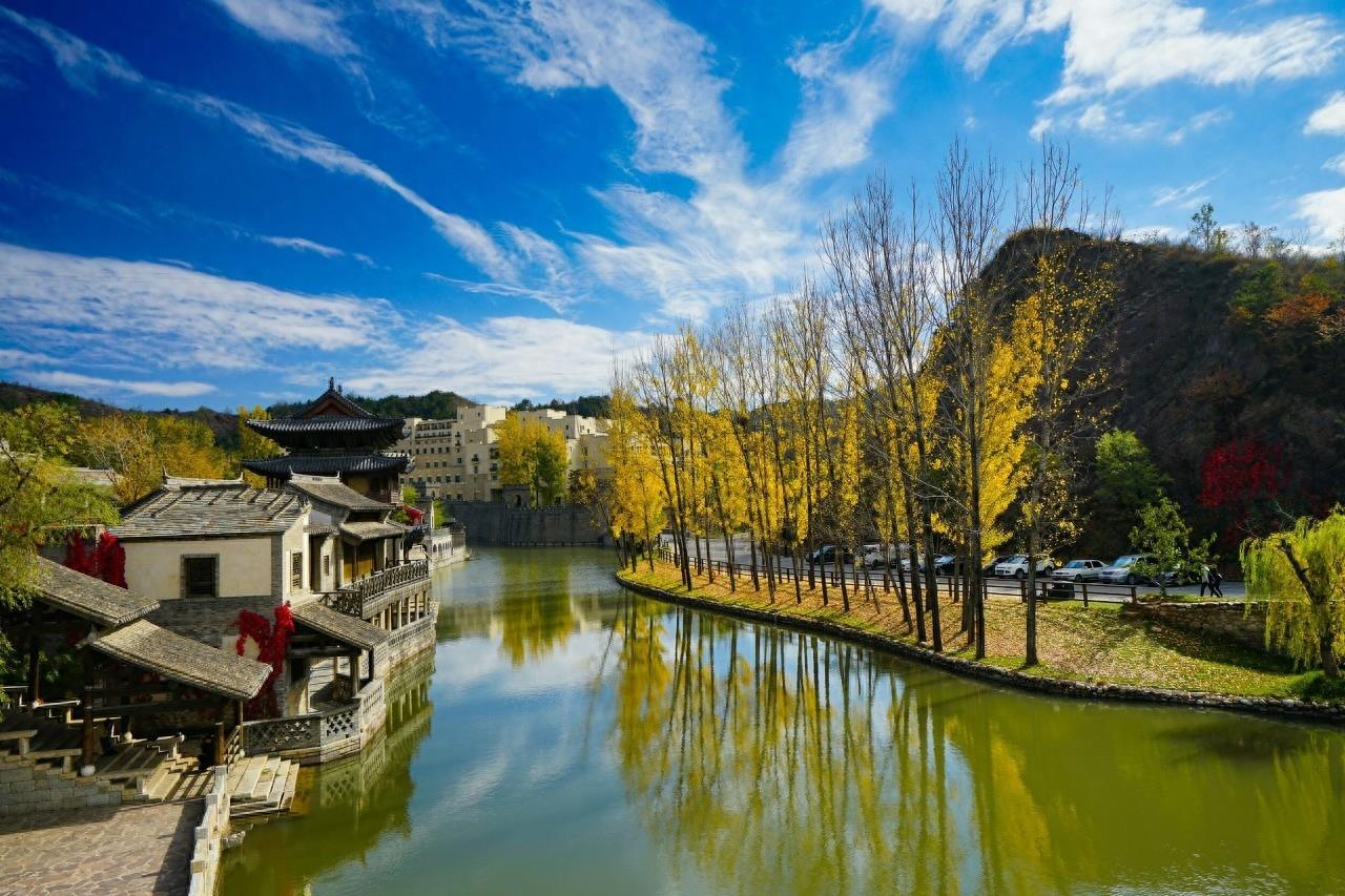 古北水镇位于北京市密云区古北口镇，背靠中国最美的司马台长城