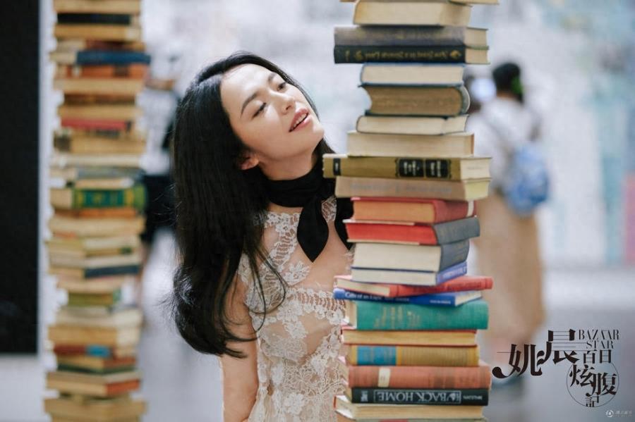 姚晨挺着大肚子“炫腹”拍写真，中国版大嘴朱莉怀孕了也一样美