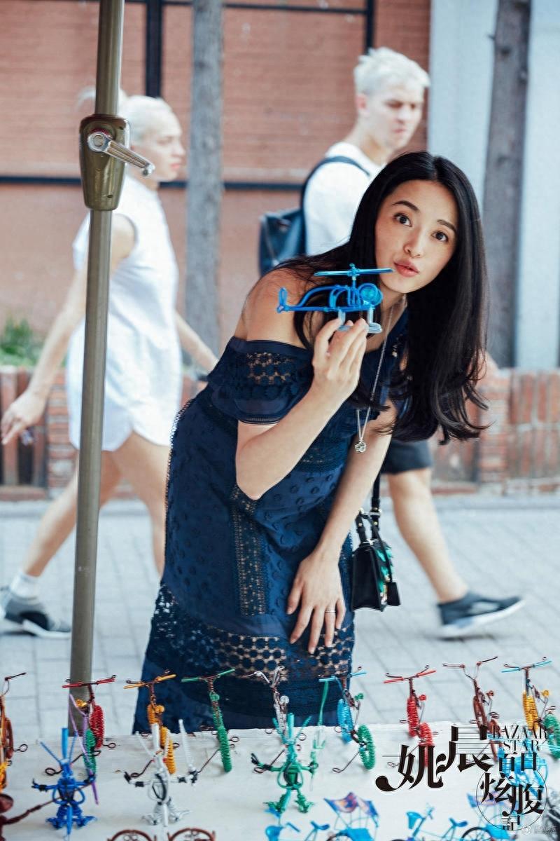 姚晨挺着大肚子“炫腹”拍写真，中国版大嘴朱莉怀孕了也一样美