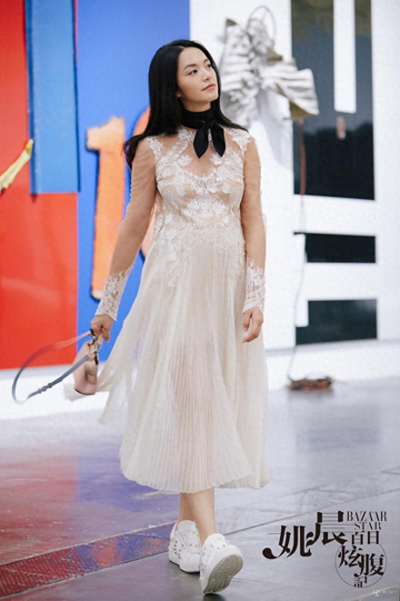 姚晨挺着大肚子“炫腹”拍写真，中国版大嘴朱莉怀孕了也一样美