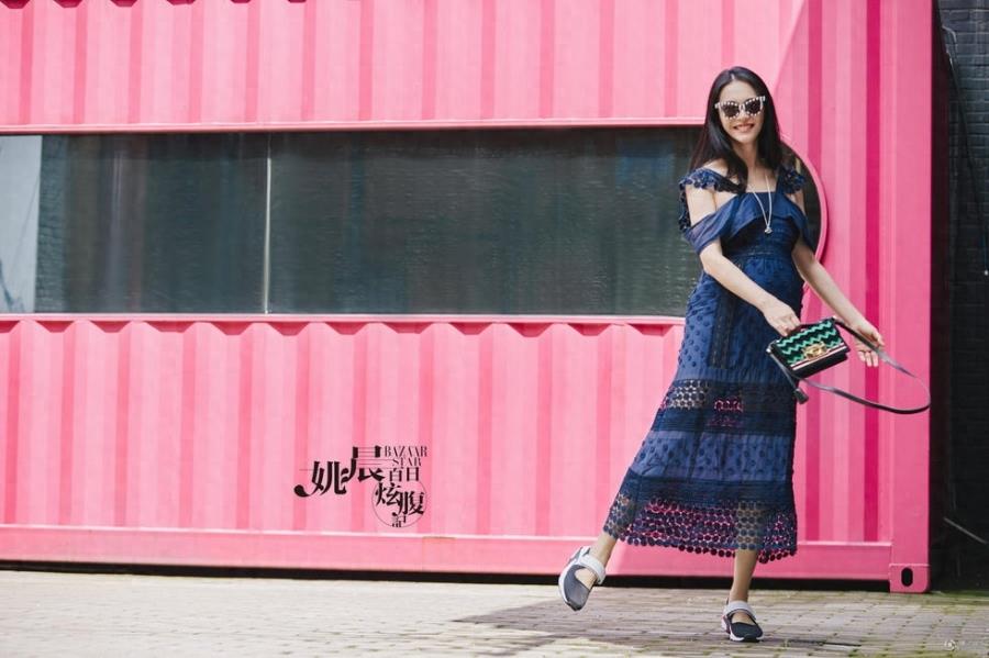 姚晨挺着大肚子“炫腹”拍写真，中国版大嘴朱莉怀孕了也一样美