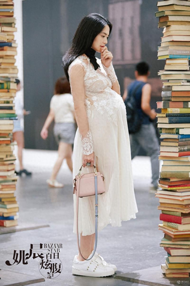 姚晨挺着大肚子“炫腹”拍写真，中国版大嘴朱莉怀孕了也一样美