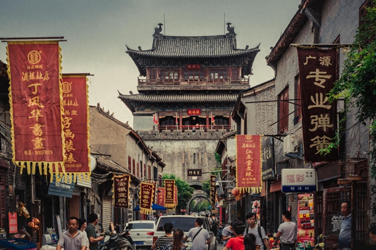 丽景门位于洛阳老城区西关，是古都洛阳一家大型综合性旅游景区