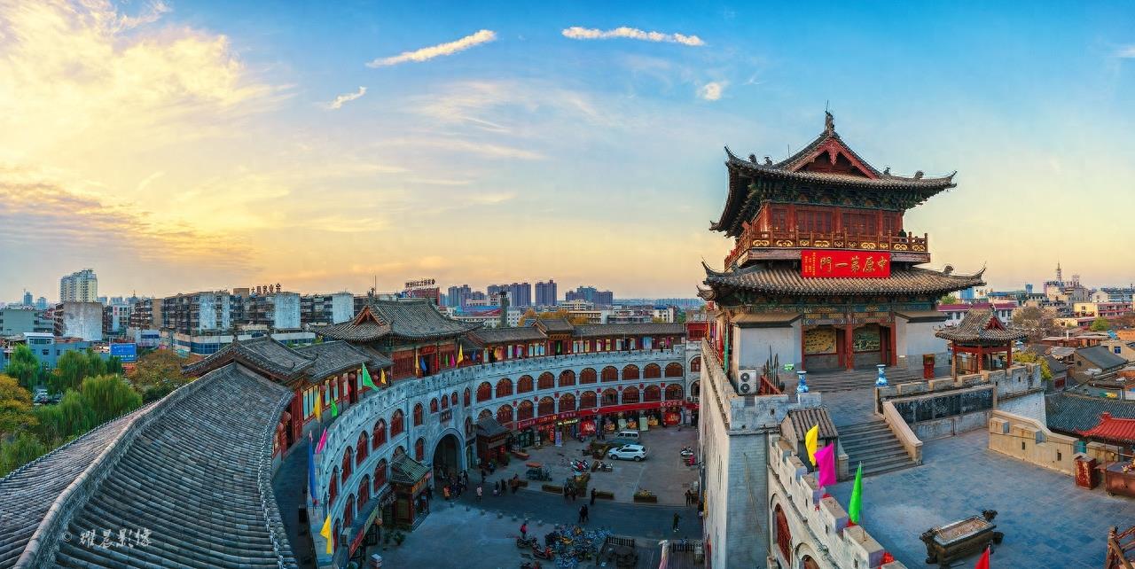 丽景门位于洛阳老城区西关，是古都洛阳一家大型综合性旅游景区