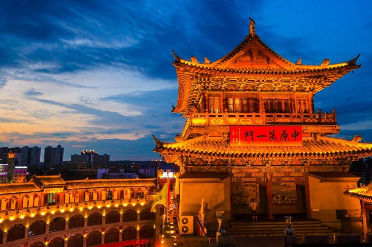 丽景门位于洛阳老城区西关，是古都洛阳一家大型综合性旅游景区