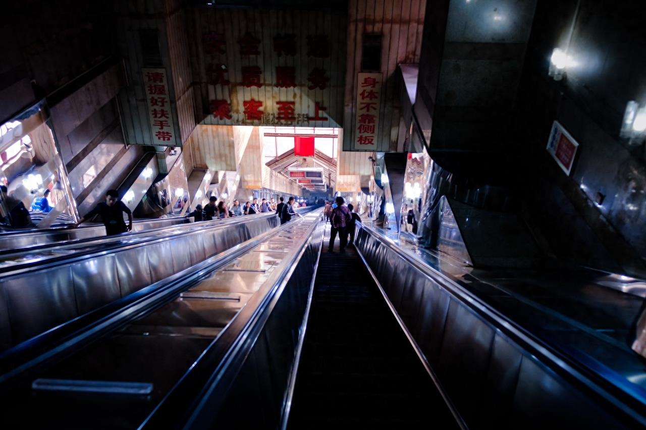 皇冠大扶梯，是重庆的一个路口大扶梯，连接了两路口和重庆站