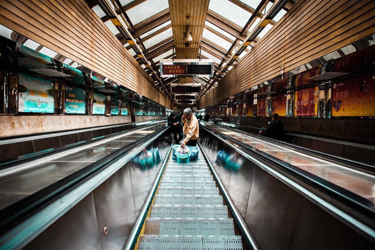 皇冠大扶梯，是重庆的一个路口大扶梯，连接了两路口和重庆站