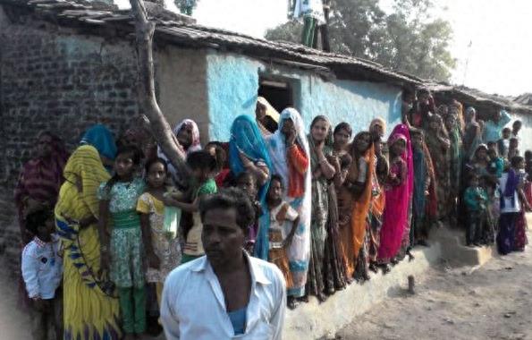 印度男性集体求虐 自愿躺地被疯牛踩踏