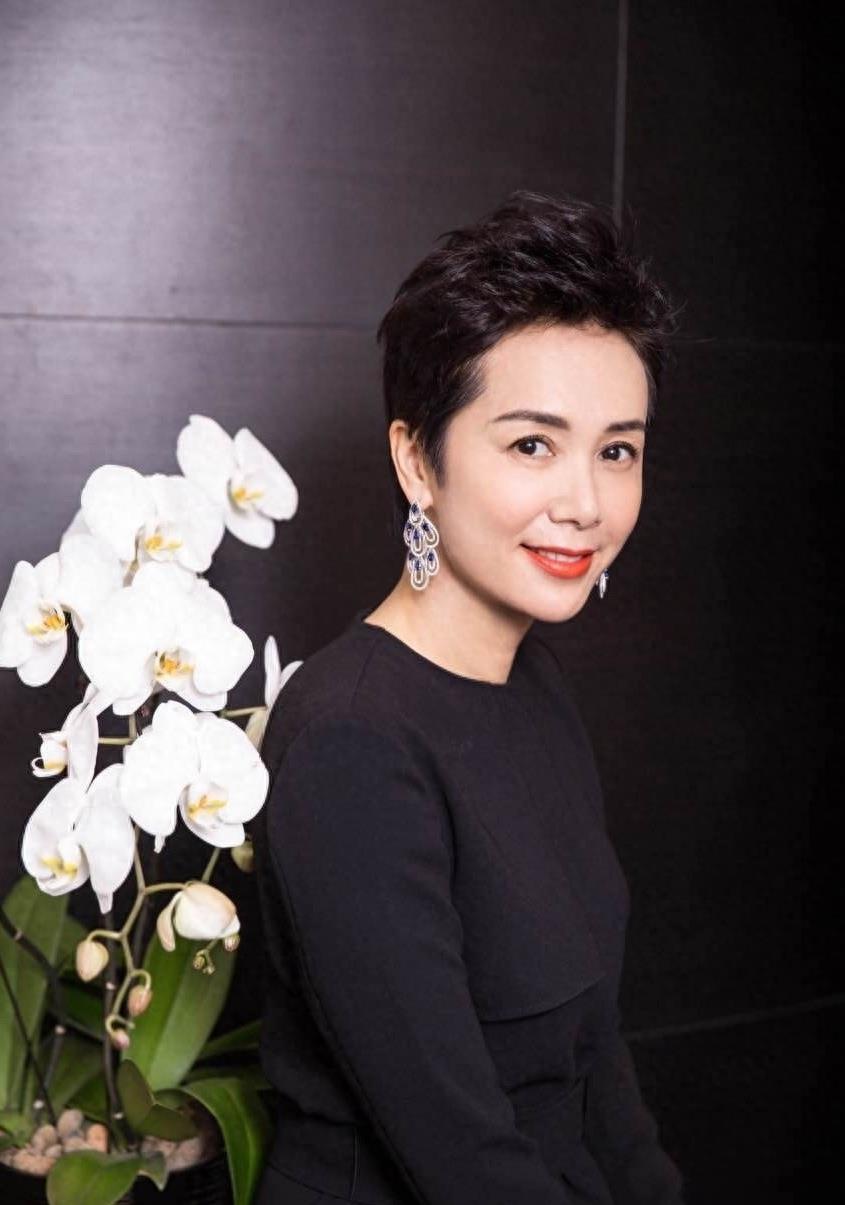 60岁顾长卫的48岁妻子蒋雯丽近照,48岁的蒋雯丽为何如此苍老?