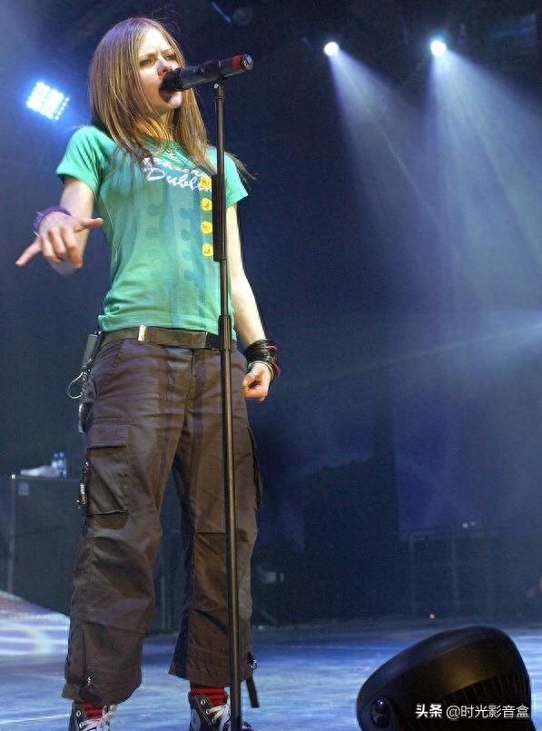 加拿大歌坛天后艾薇儿高清美图系列：如同小魔女一般释放着才华