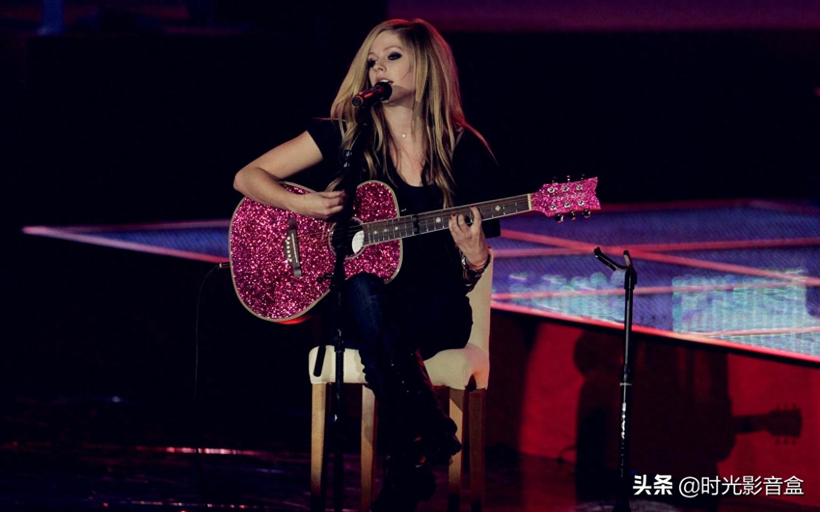 加拿大歌坛天后艾薇儿高清美图系列：如同小魔女一般释放着才华