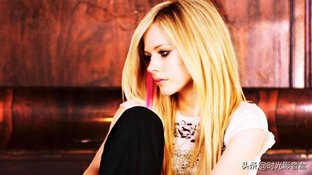 加拿大歌坛天后艾薇儿高清美图系列：如同小魔女一般释放着才华