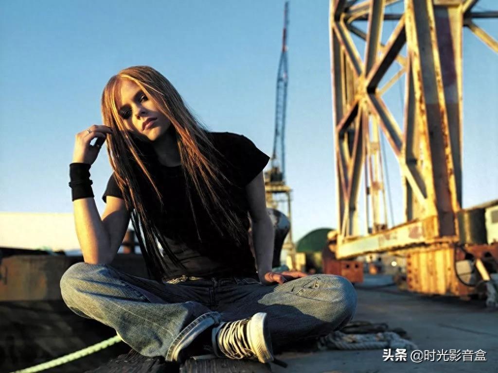 加拿大歌坛天后艾薇儿高清美图系列：如同小魔女一般释放着才华