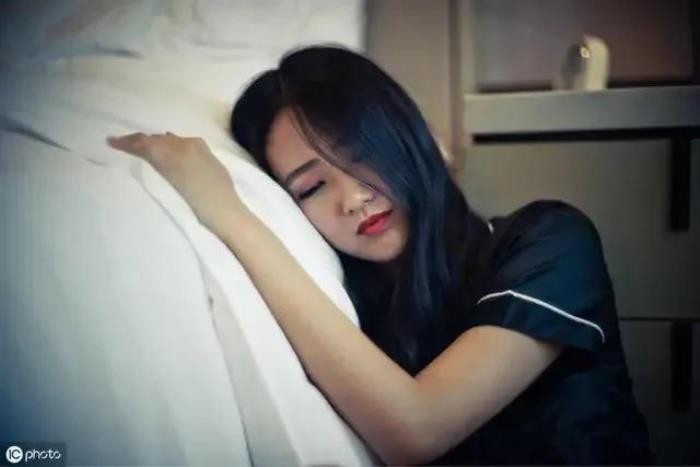 突然知道老公十年前背叛（她面对老公的背叛）