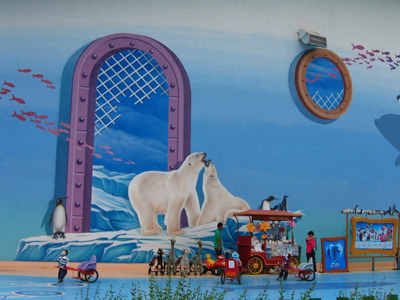 它是世界首座极地演艺游乐园，位于哈尔滨，有非常可爱的南极企鹅