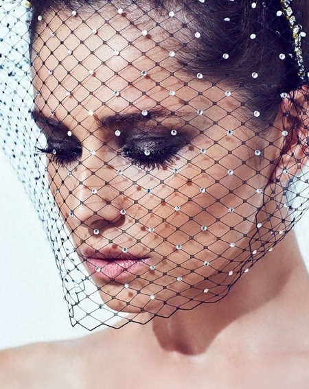 2016是科尔和谢丽尔结婚十周年，劳燕分飞后，谢丽尔性感依旧