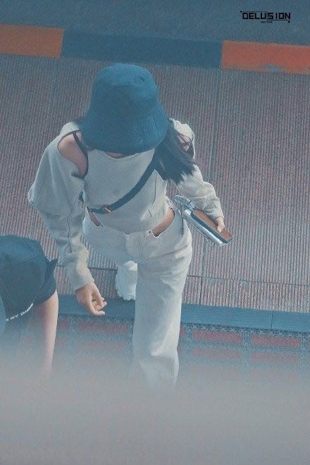 赵丽颖机场照，一身白色Look搭配黑色渔夫帽，酷感十足