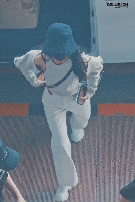 赵丽颖机场照，一身白色Look搭配黑色渔夫帽，酷感十足