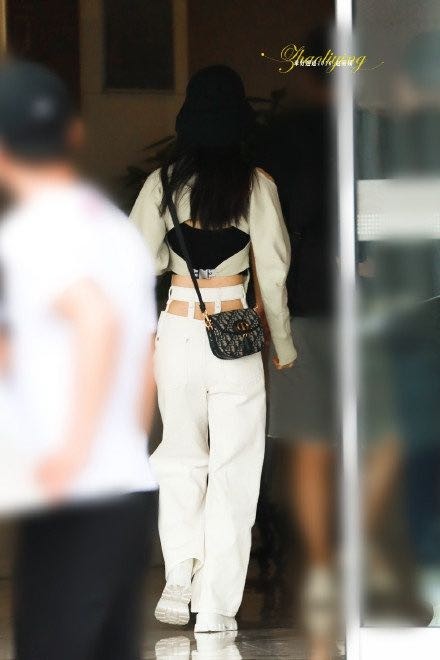 赵丽颖机场照，一身白色Look搭配黑色渔夫帽，酷感十足