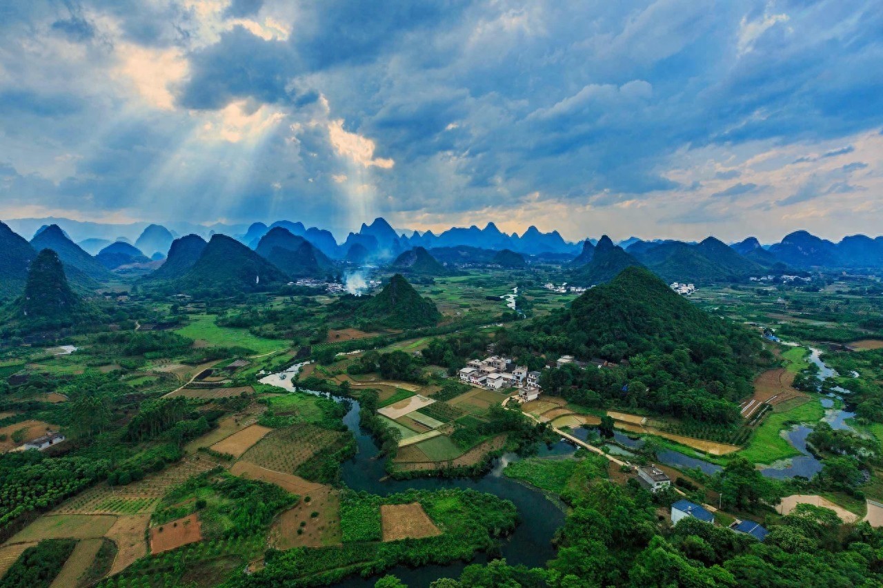 五指石是人文古迹”三大景观,具雄、险、奇、秀、幽、古的特色