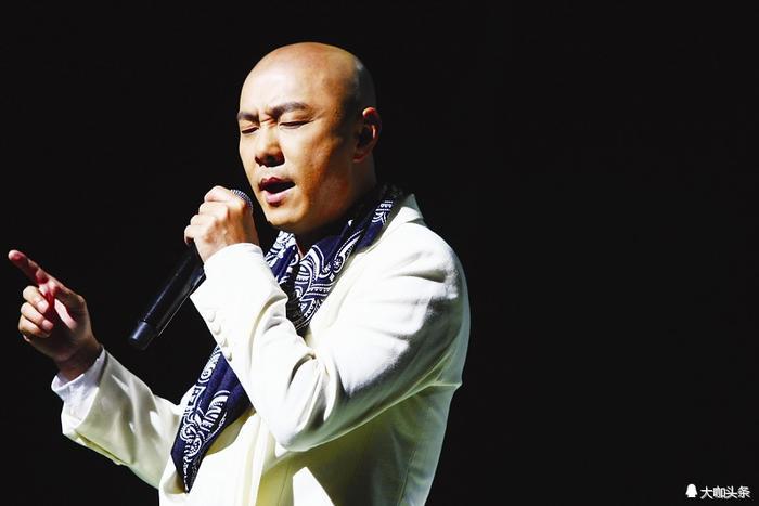 童年男神张卫健透露光头原因,年轻时真是太帅了