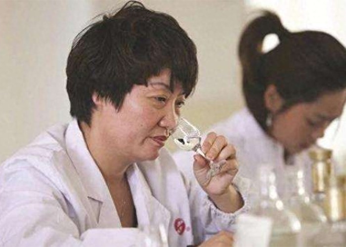你真的会品酒吗?白酒品鉴的三个步骤