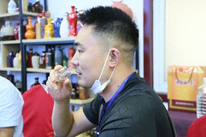 你真的会品酒吗?白酒品鉴的三个步骤