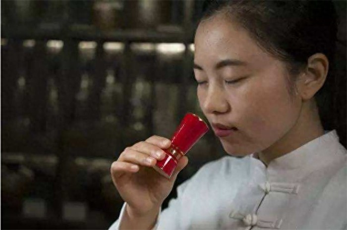 你真的会品酒吗?白酒品鉴的三个步骤