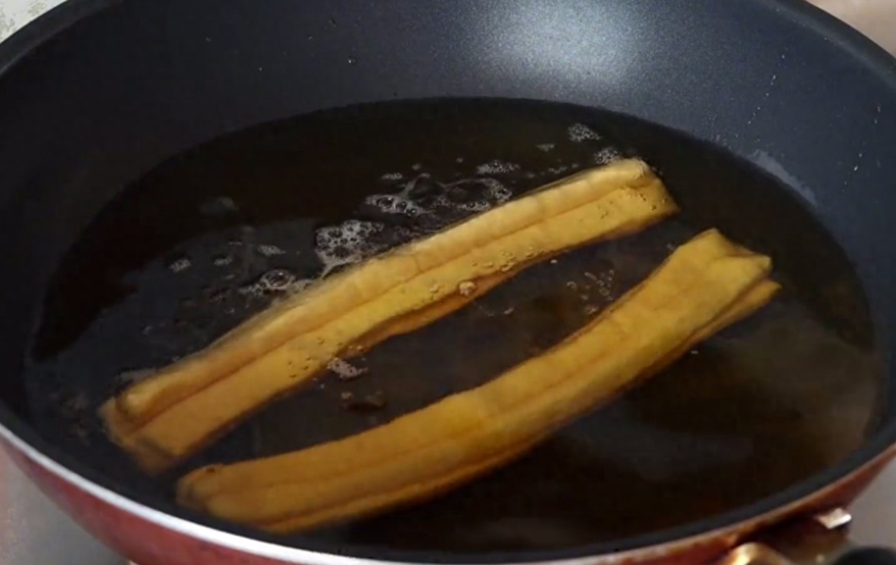 家常版油条这样做，全程只需半小时，蓬松酥脆，晾凉也不硬