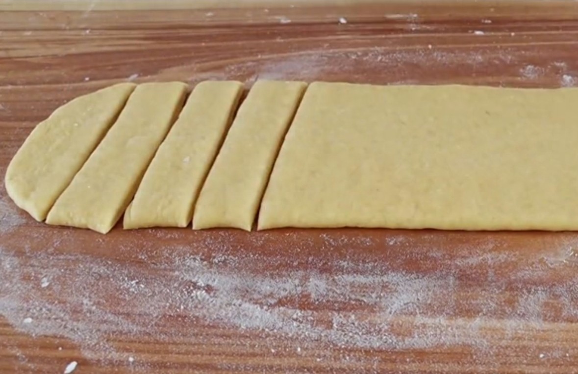 家常版油条这样做，全程只需半小时，蓬松酥脆，晾凉也不硬