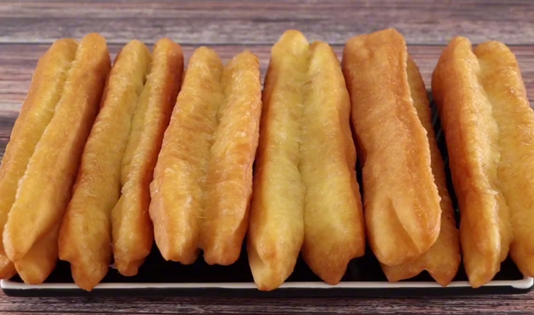 家常版油条这样做，全程只需半小时，蓬松酥脆，晾凉也不硬