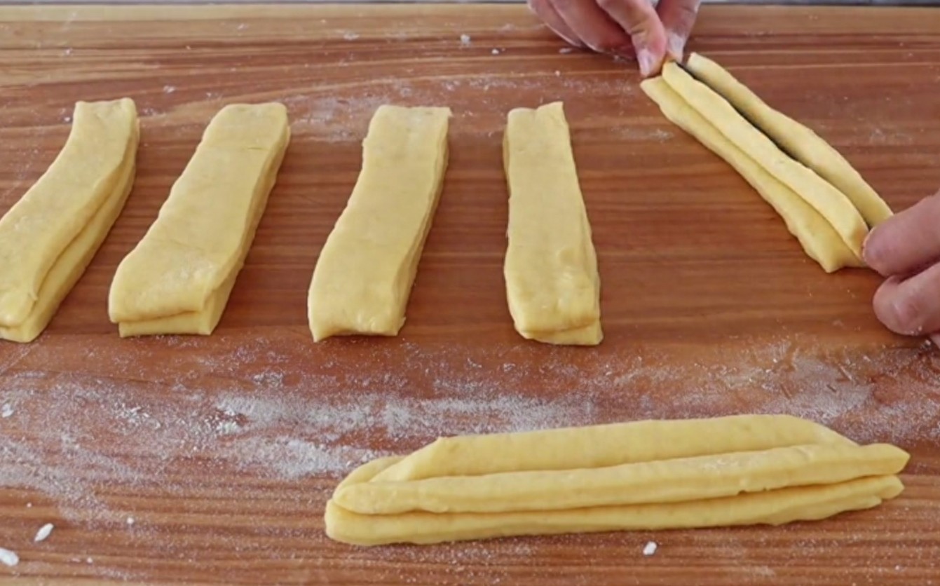 家常版油条这样做，全程只需半小时，蓬松酥脆，晾凉也不硬