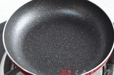 不粘锅涂层吃到肚子里有毒吗