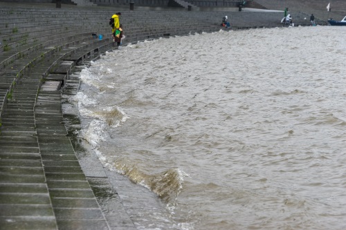 今年的松花江水真大，江面宽阔，波浪起伏