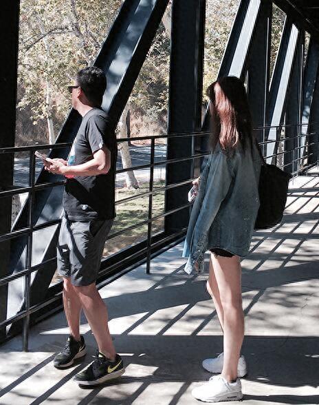 王中磊的女儿初长成，个子几乎和爸爸一样高！这背影看着好甜美