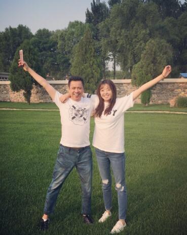 王中磊的女儿初长成，个子几乎和爸爸一样高！这背影看着好甜美