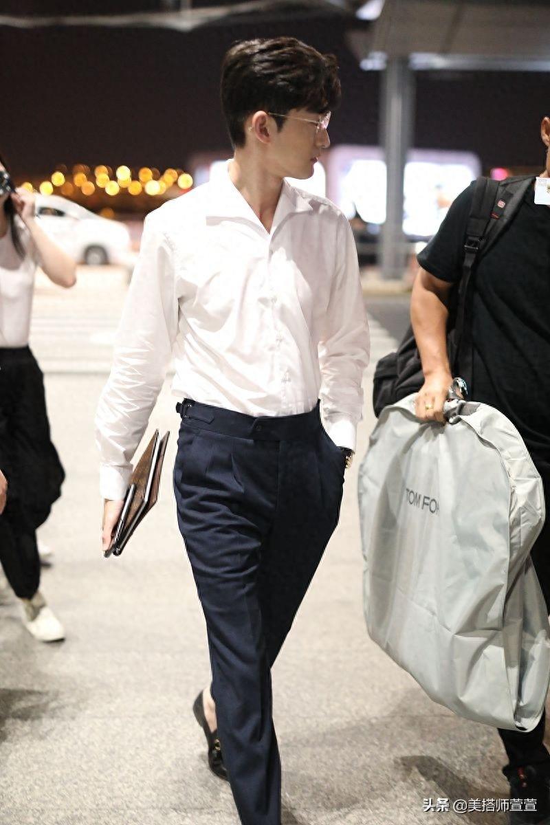 张翰戴金丝边眼镜文艺范十足，单手插兜大步向前十分霸气