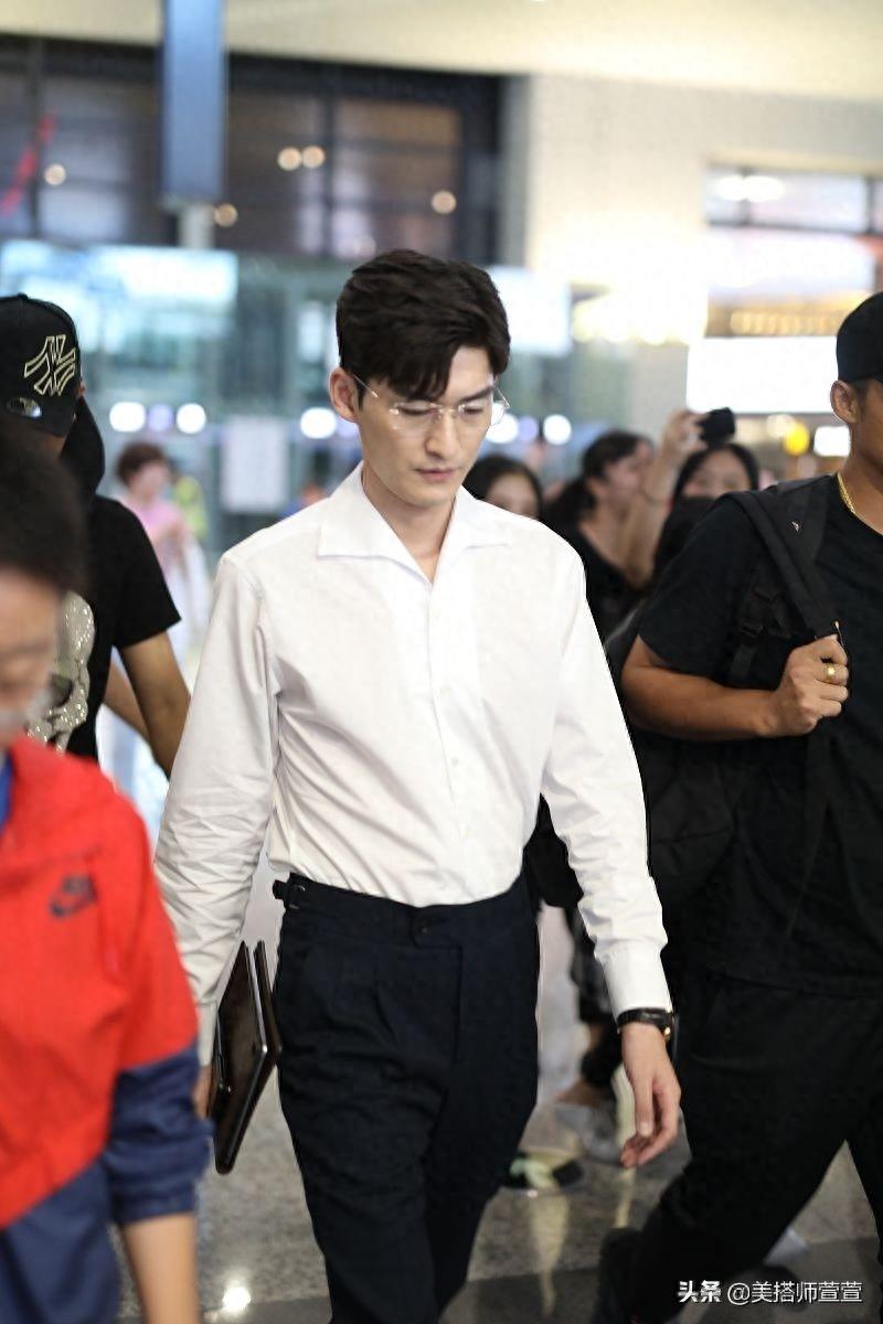 张翰戴金丝边眼镜文艺范十足，单手插兜大步向前十分霸气