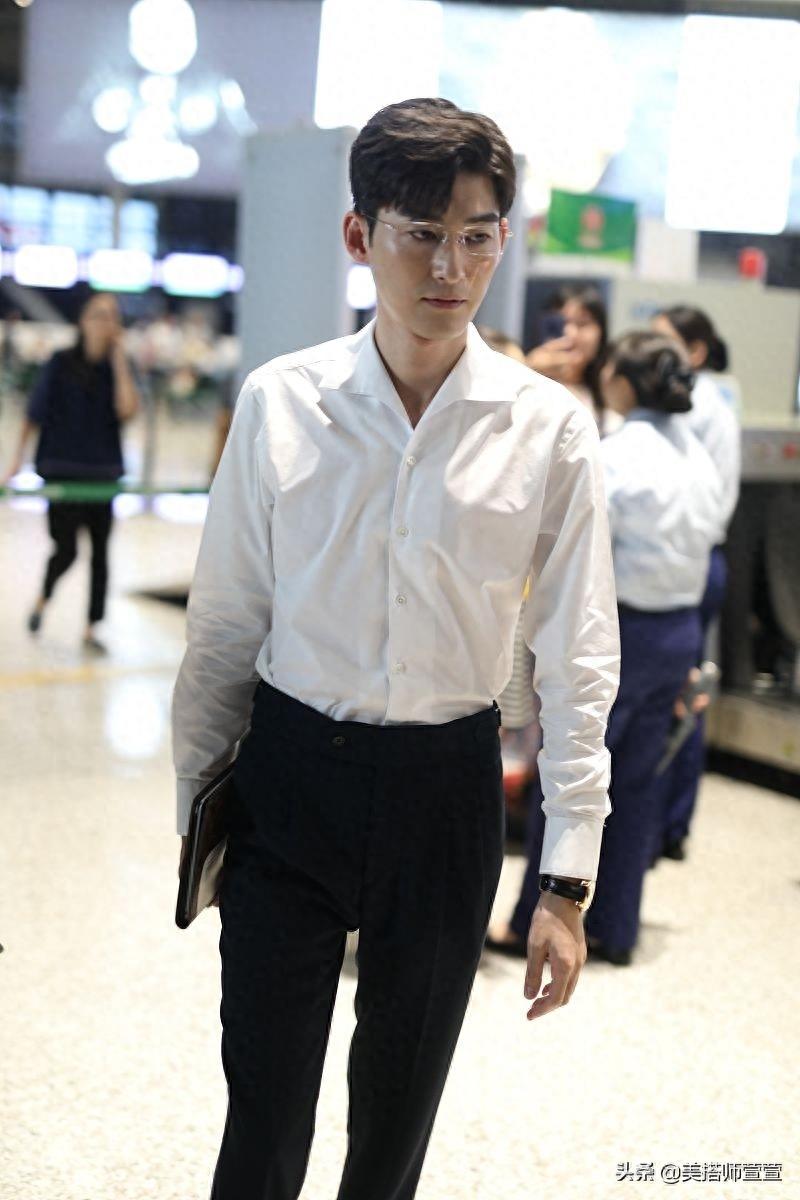 张翰戴金丝边眼镜文艺范十足，单手插兜大步向前十分霸气