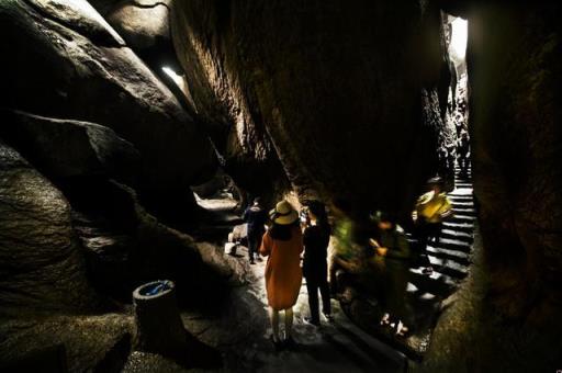 天姥山位于哪里李白的诗(李白写的天姥山位于哪里)