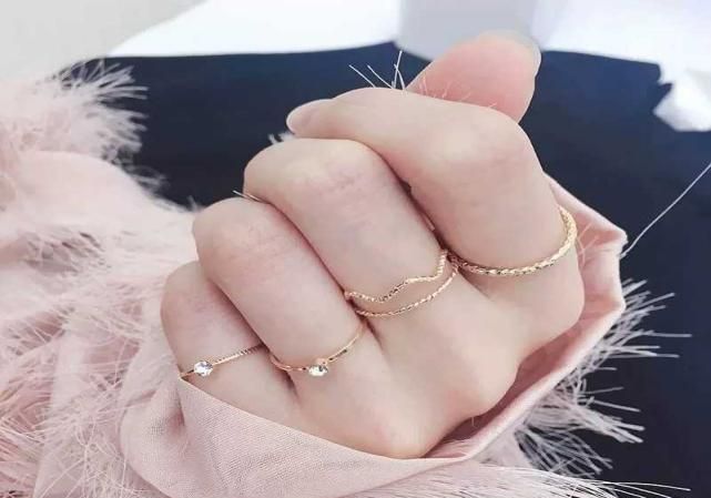 女的戴戒指中指,女生中指戴戒指的含义